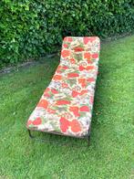 Retro ligbed/stretcher met dik gebloemd kussen, Ophalen of Verzenden, Gebruikt