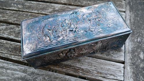 VerzilverdeTheedoos DE met Reliëf Afbeeldingen, Antiek en Kunst, Antiek | Goud en Zilver, Zilver, Ophalen of Verzenden