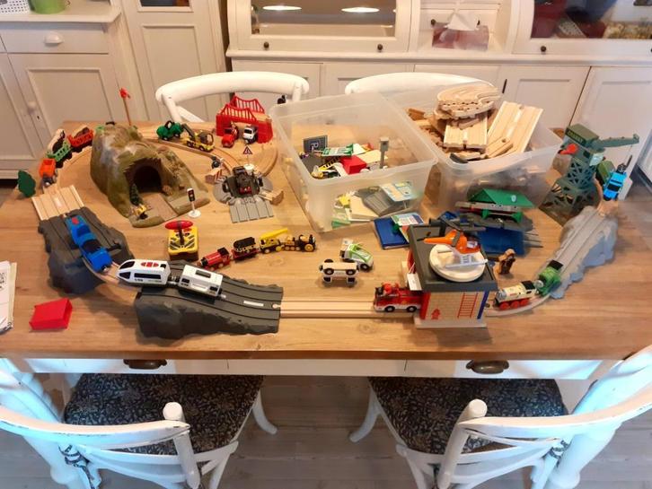 Houten treinbaan met veel extra's, o.a. Thomas de trein, Kinderen en Baby's, Speelgoed | Houten speelgoed, Zo goed als nieuw, Overige typen
