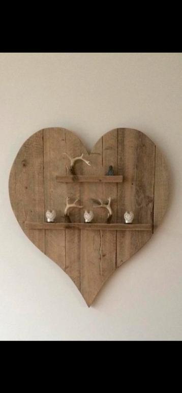 Mooi groot hart van steigerhout. 86x97 (BxH) beschikbaar voor biedingen