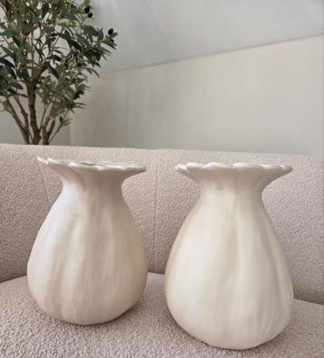 2 nieuwe vazen van Intratuin.  beschikbaar voor biedingen