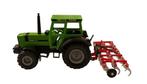 Siku 2850 Deutz Fahr DX 4.70 met britains cultivator., Hobby en Vrije tijd, Modelauto's | 1:32, Ophalen of Verzenden, Zo goed als nieuw