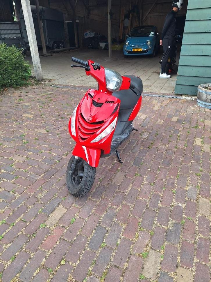 Ferrari rode zip 70cc 2t, Fietsen en Brommers, Scooters | Piaggio, Zo goed als nieuw, Zip, Tweetakt, Ophalen