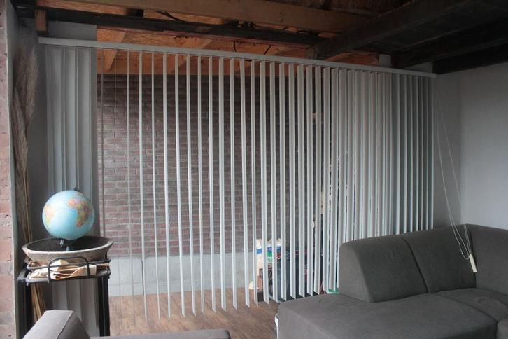 Lamellen + rails wit - Zo goed als nieuw!, Huis en Inrichting, Stoffering | Gordijnen en Lamellen, Zo goed als nieuw, 150 tot 200 cm