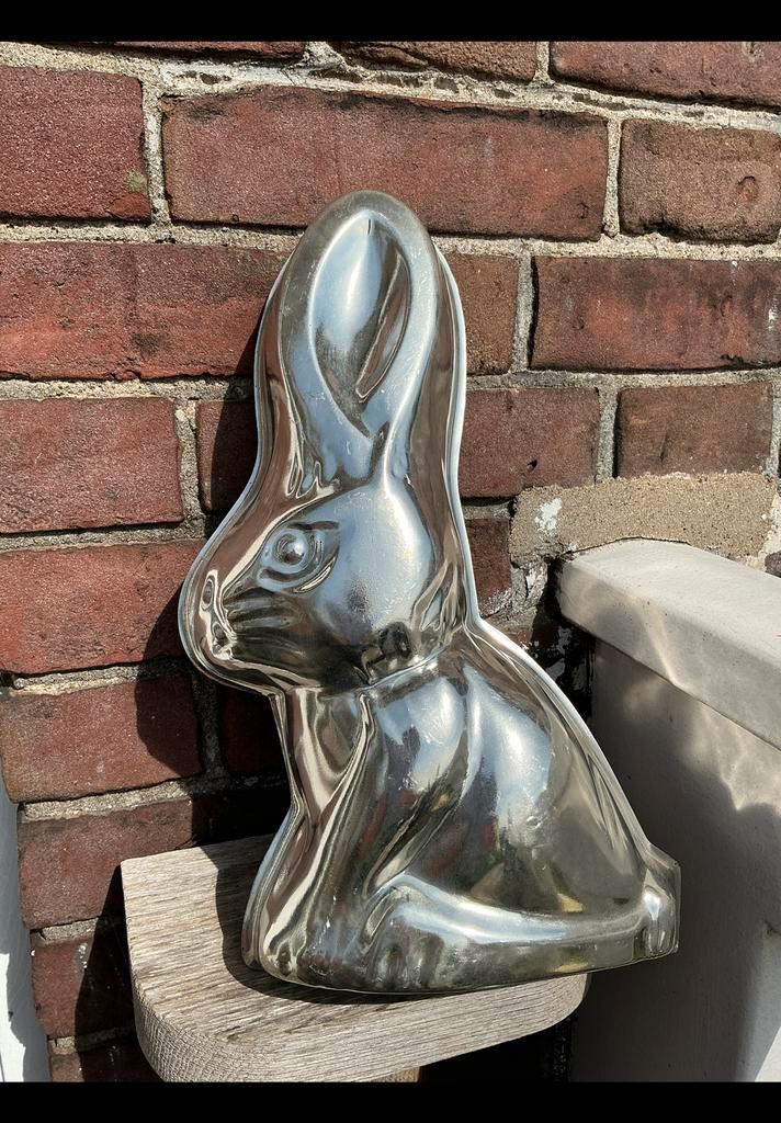 Grote metalen, blikken bakvorm van paas haas, konijn, pasen., Diversen, Pasen, Ophalen of Verzenden