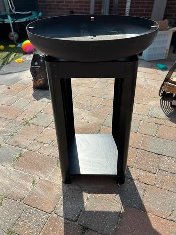 Vuurschaal met Onderstel en Grillrooster beschikbaar voor biedingen
