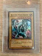 Yu-Gi-Oh! Blue-Eyes White Dragon SKE-001 Foil, Ophalen of Verzenden, Gebruikt, Losse kaart, Foil