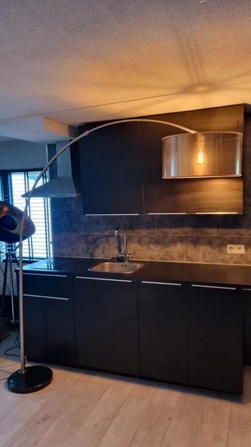 Grote boog vloerlamp
2,10 m hoog met twee lampenkappen beschikbaar voor biedingen