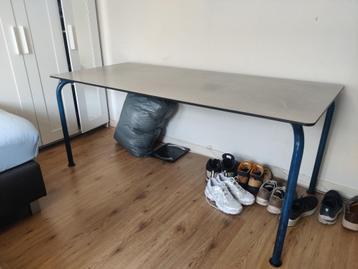 Grijze kunststof bureau 180cm (L) x 80cm (B) x 75cm (H)