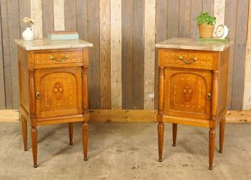 Set oude antieke Franse nachtkastjes Louis XVI-stijl marmer beschikbaar voor biedingen
