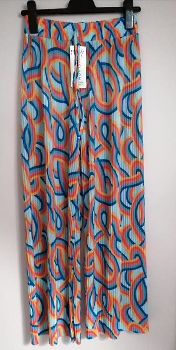TRENDY broek met div.kleurenprint en wijde plisée pijpen M/L beschikbaar voor biedingen