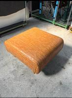 BRUINE SUEDE POEF OP POOTJES, Ophalen