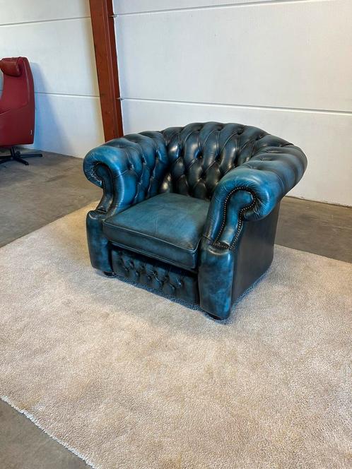 Jeans blauwe chesterfield fauteuil stoel Z.g.a.n, Huis en Inrichting, Fauteuils, Zo goed als nieuw, Leer, 75 tot 100 cm, 75 tot 100 cm