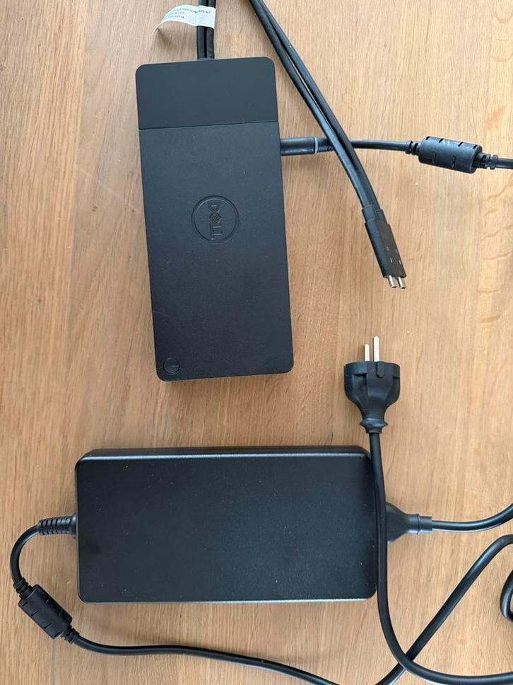 Dell 240W AC Adapter + Docking Station, Computers en Software, Laptop-opladers, Zo goed als nieuw, Ophalen of Verzenden