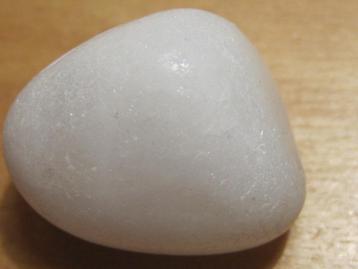 ede. 5x aparte edelsteen MELKKWARTS (3) beschikbaar voor biedingen