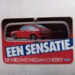 Oude sticker.  EEN SENSATIE. De nieuwe NISSAN CHERRY., Auto diversen, Autostickers, Ophalen of Verzenden