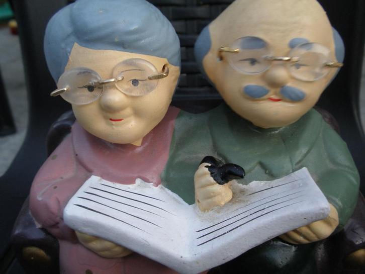 Vintage spaarpot bobblehead opa en oma op bankje uit 1998., Verzamelen, Spaarpotten, Zo goed als nieuw, Overige thema's, Steen, Aardewerk of Keramiek