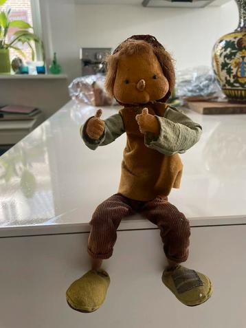 Antieke pop beschikbaar voor biedingen