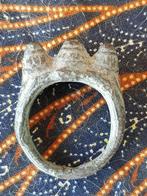 Antieke Oosterse ring van brons met drie stupa's 3,3 cm., Antiek en Kunst, Kunst | Niet-Westerse kunst, Ophalen of Verzenden