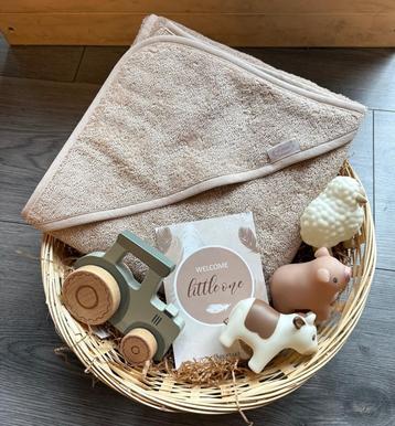 Kraamcadeau gevulde cadeaumand little farmer met naam beschikbaar voor biedingen