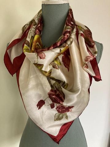Sjaal/hoofdoek met rozen en vlinders beschikbaar voor biedingen