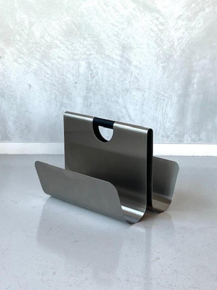 Blomus Wactor lectuurbak design krantenbak RVS modern, Huis en Inrichting, Woonaccessoires | Krantenbakken en Lectuurbakken, Gebruikt