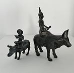 2 Oosterse Bronzen Beeldjes van figuren op een Os, Ophalen of Verzenden