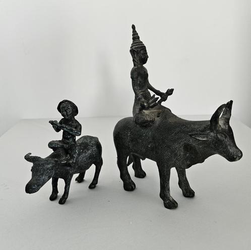 2 Oosterse Bronzen Beeldjes van figuren op een Os, Antiek en Kunst, Antiek | Koper en Brons, Ophalen of Verzenden