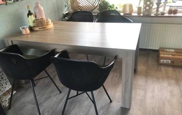 Eettafel  beschikbaar voor biedingen
