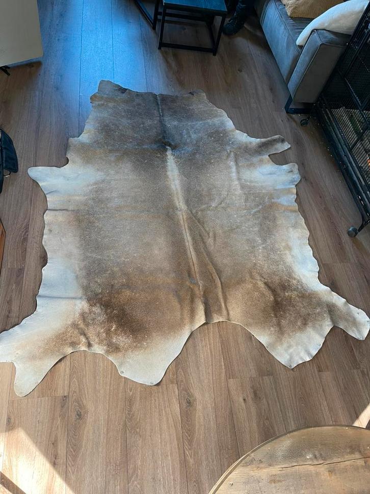 Echte dierenhuid – luxe vloerkleed met karakter!, Huis en Inrichting, Stoffering | Tapijten en Kleden, Zo goed als nieuw, 150 tot 200 cm