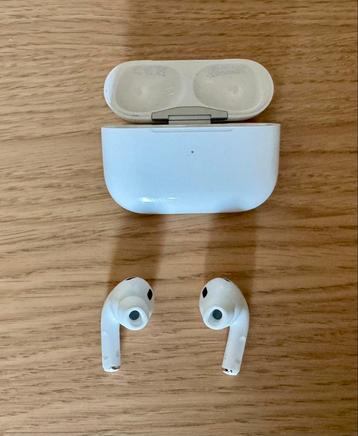 Apple AirPods Pro - Gebruikt beschikbaar voor biedingen