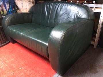 Groen leren loveseat met gratis fles wijn  