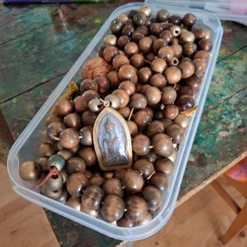 Houten kralen groot, klei amulet  beschikbaar voor biedingen