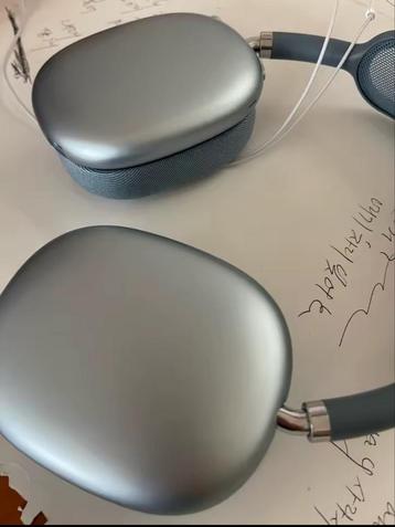 Headphones: Golden en Silver beschikbaar voor biedingen