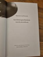 Een Kleine Geschiedenis van de Atoombom - Maarten van Rossem, Boeken, Ophalen of Verzenden, 20e eeuw of later, Zo goed als nieuw