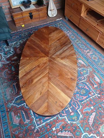 Mooie salontafel beschikbaar voor biedingen
