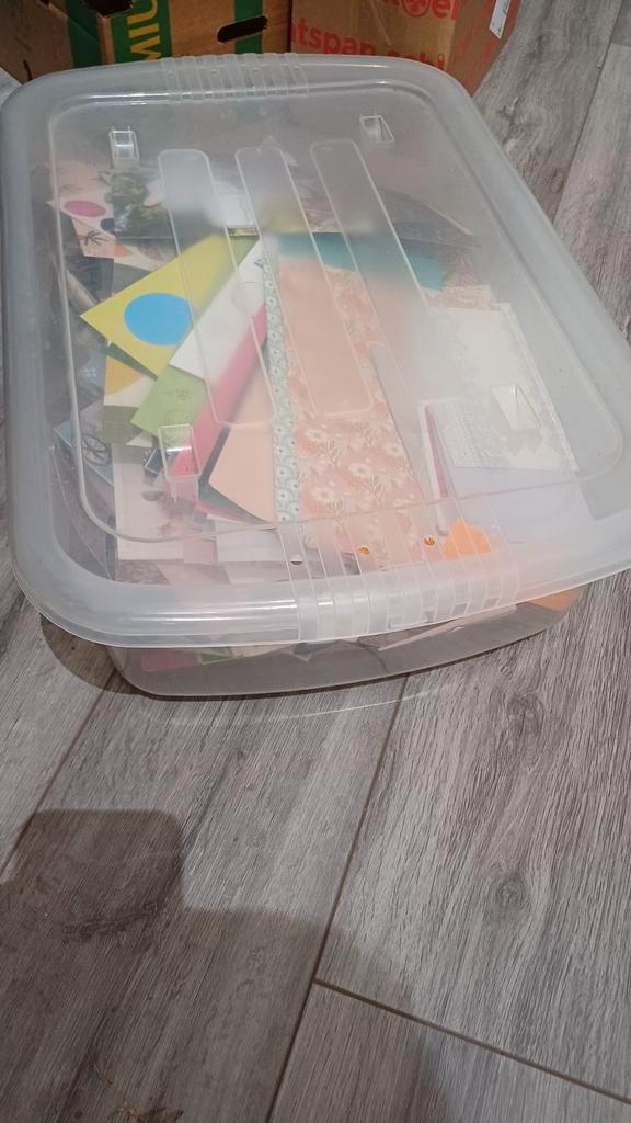 Bak vol knutselpapier, Hobby en Vrije tijd, Knutselen, Materiaal, Ophalen