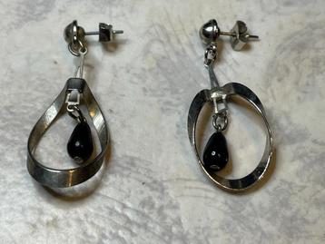 Ovale oorhangers met zwarte steen. Stekers. beschikbaar voor biedingen