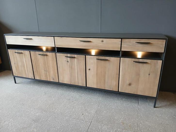 Dressoir Lugal 240cm met verlichting nu €699,-!, Huis en Inrichting, Lampen | Vloerlampen, Nieuw, Minder dan 100 cm, Hout, Metaal