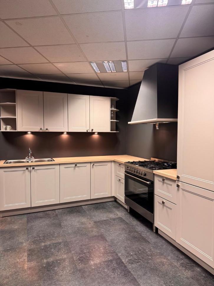 Nolte MDF showmodel keuken sahara uitverkoop!, Huis en Inrichting, Keuken | Complete keukens, Nieuw, Hoekkeuken, Crème, Kunststof