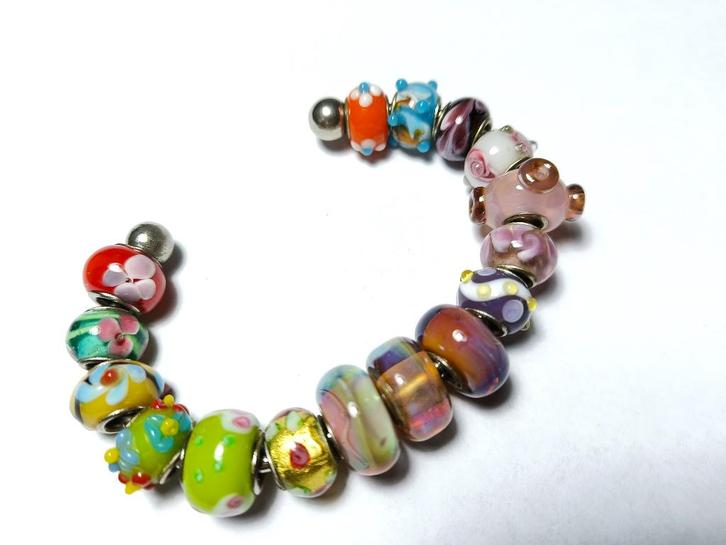 Leuke, vrolijke armband met 16 bedels (trollbeads?), Sieraden, Tassen en Uiterlijk, Armbanden, Zo goed als nieuw, Overige materialen