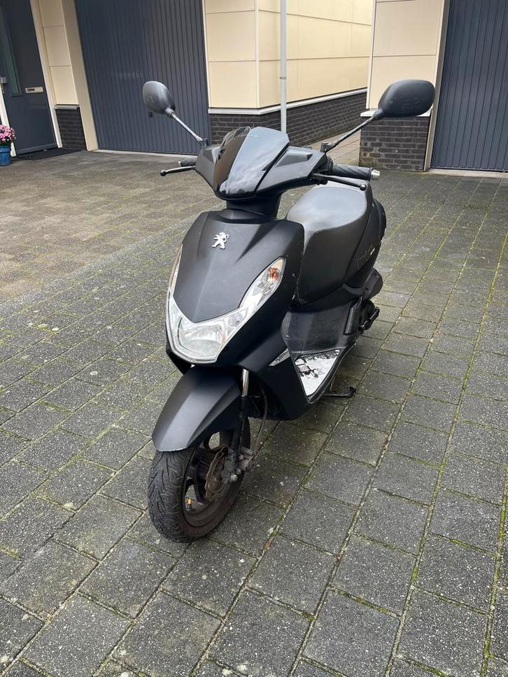 Peugeot Kisbee Black Edition - Scooter, Fietsen en Brommers, Scooters | Peugeot, Gebruikt, Overige modellen, Maximaal 45 km/u