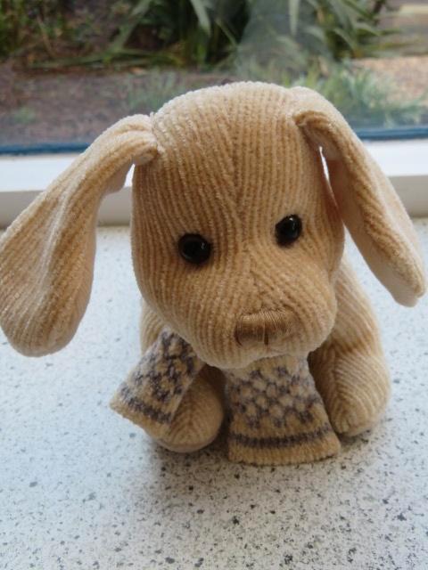 Ribfluwelen hond of hondje met gebreide sjaal merk Tiamo, Kinderen en Baby's, Speelgoed | Knuffels en Pluche, Zo goed als nieuw