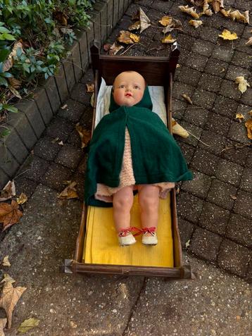 Franse mechanische pop “France 57½” met houten wieg beschikbaar voor biedingen