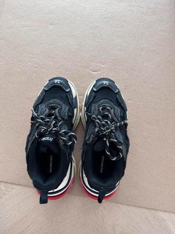 BALENCIAGA TRIPLE S beschikbaar voor biedingen