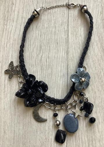 Zwarte Ketting met Hangers beschikbaar voor biedingen