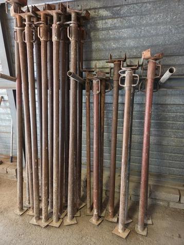 22 bouwstempels / schroefstempels /  bouwstutten / stutten beschikbaar voor biedingen