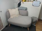 Klein compact bankje, grijze stof, houten pootjes, Huis en Inrichting, Ophalen, Tweepersoons, Stof, Minder dan 150 cm