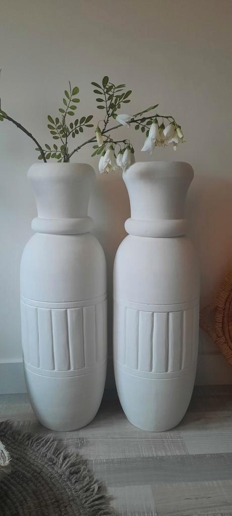 Witte decoratieve vazen - set van 2, Huis en Inrichting, Woonaccessoires | Vazen, Zo goed als nieuw, Wit, 75 cm of meer, Overige materialen