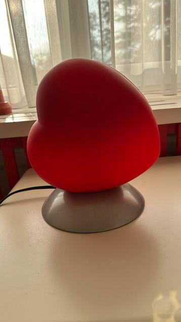 Leuk hart tafellampje van Ikea beschikbaar voor biedingen